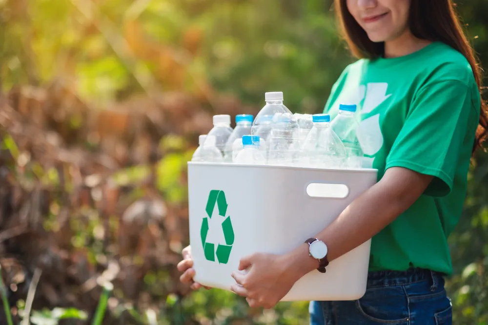 Persona llevando materiales reciclables